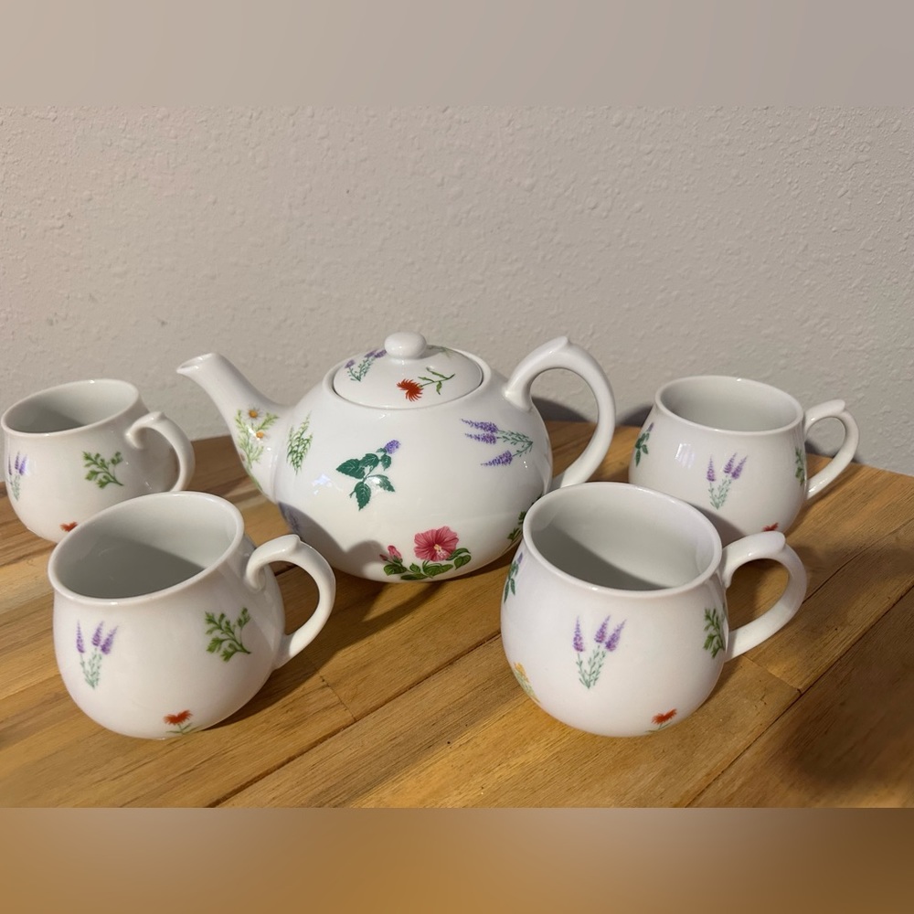 Bigelow Tea Collection teapot and 4 tea cups floral design